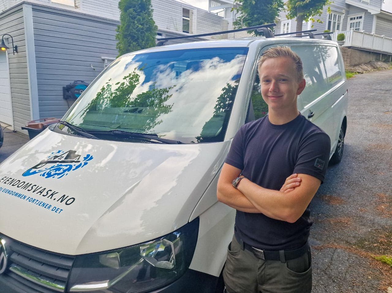 Bendik Kornrud foran firmabilen til Eiendomsvask